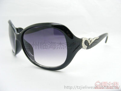 百丽挑伊8012常规 复古潮流与实用遮阳的完美融合